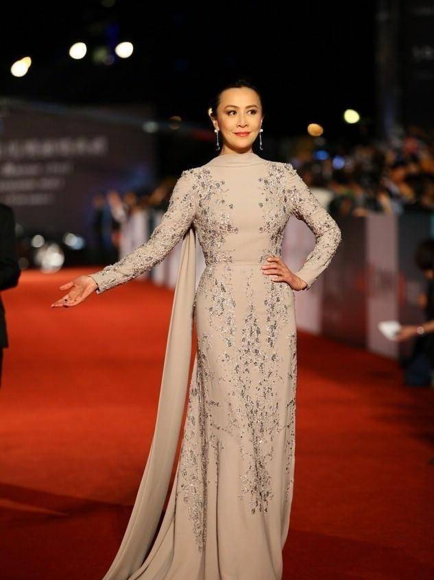 刘嘉玲红毯上真霸气,穿礼服女王气场惊艳,梁朝伟似保镖呵护在旁