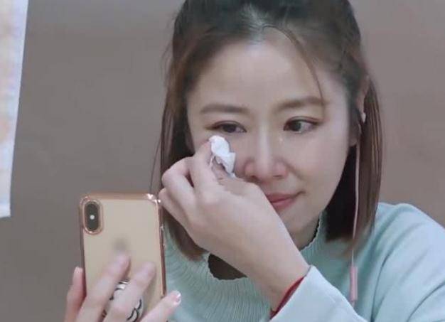 林心如晒照再现"甜美酒窝",穿卡通t恤发量浓密,宅家带娃一脸幸福