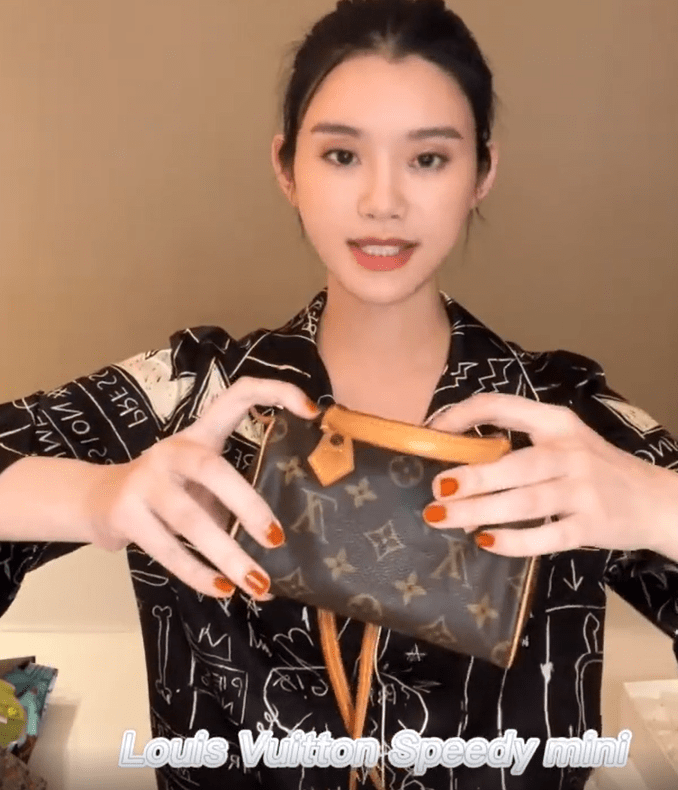 奚梦瑶穿千元睡衣炫奢侈品!给女儿买万元包包