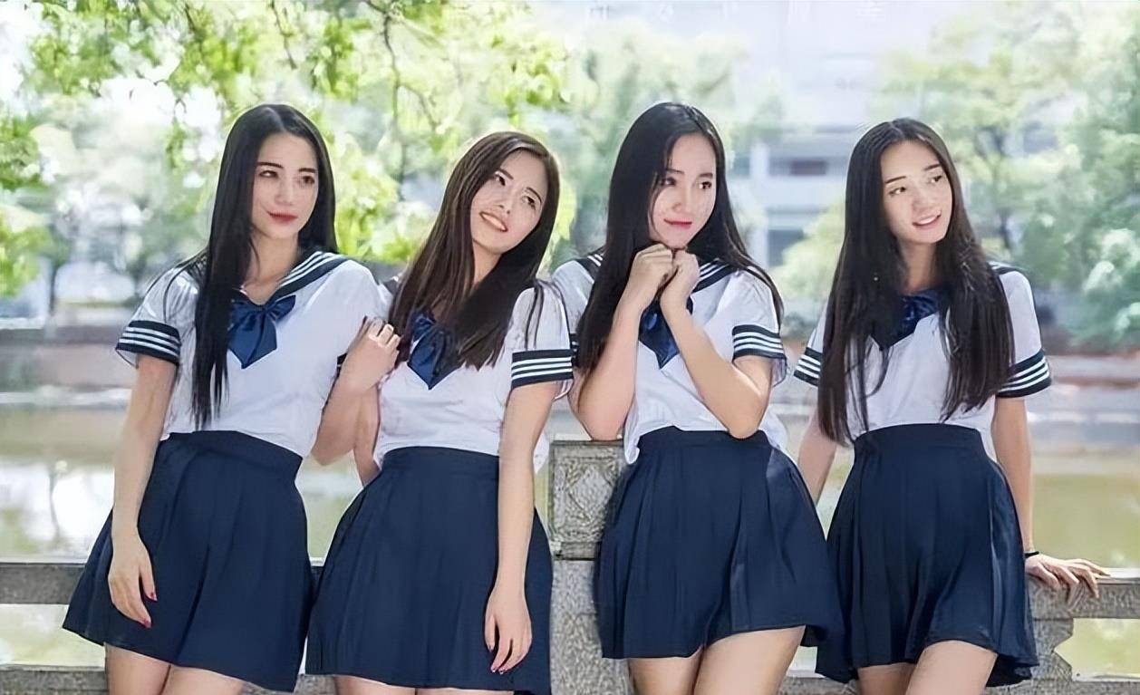 大学生穿jk制服拍毕业照,满屏大长腿十分吸睛,评论区却不友好_校服