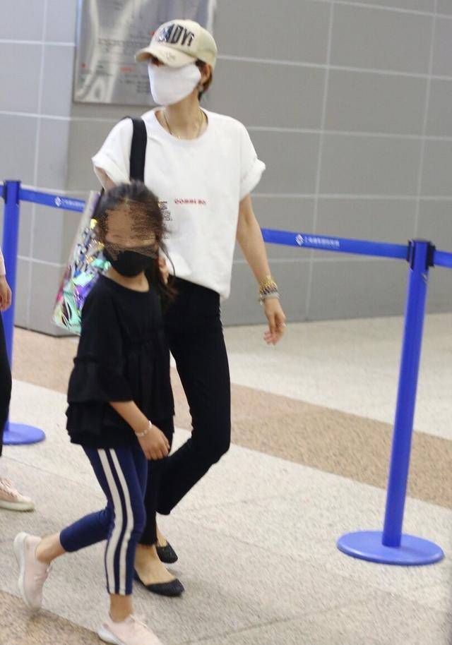 马伊琍的衣品让人捉摸不透,私下穿的太简约,真是没有明星架子_休闲