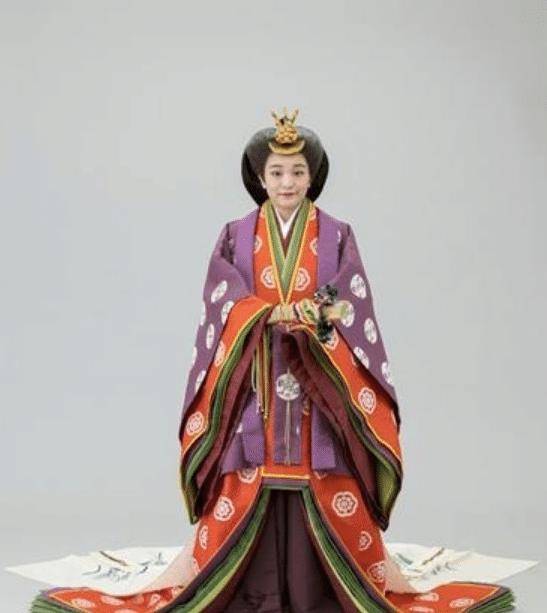 真子婚礼一切从简,来看看她30年来唯一一次穿十二单