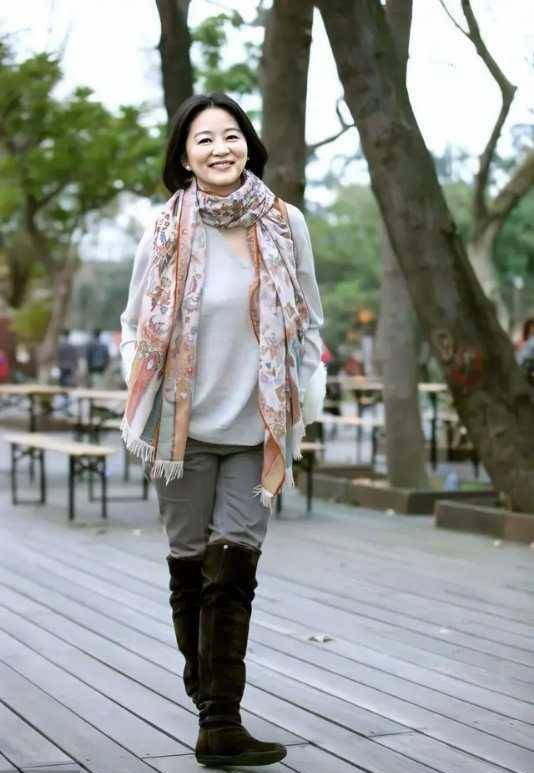 林青霞穿长裙配皮草披肩,梳偏分短发美到骨子里,65岁老的真实_黑色