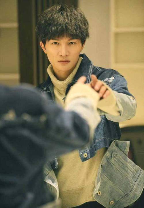 周深一家三口照片 来自搜狐网