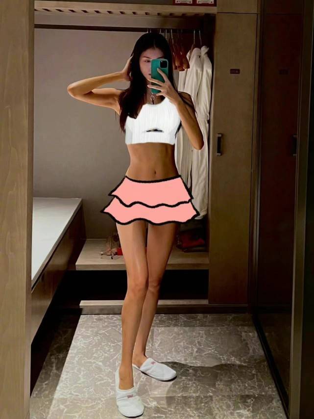 原创国模之光何穗大变样全身肤色黑到反光不敢认还是白皮穿衣好看