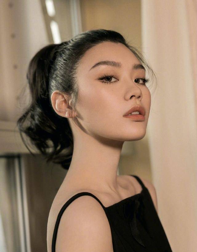 奚梦瑶大方晒近照,天鹅颈小蛮腰惊艳十足,疑似侧面回应二胎爆料_身材