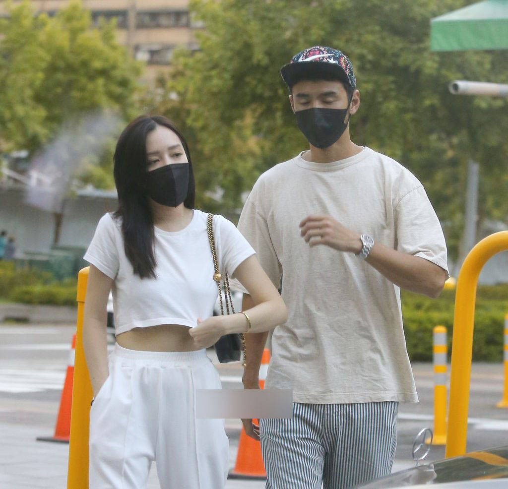 阮经天疑似新恋情曝光!与小14岁嫩妹同游