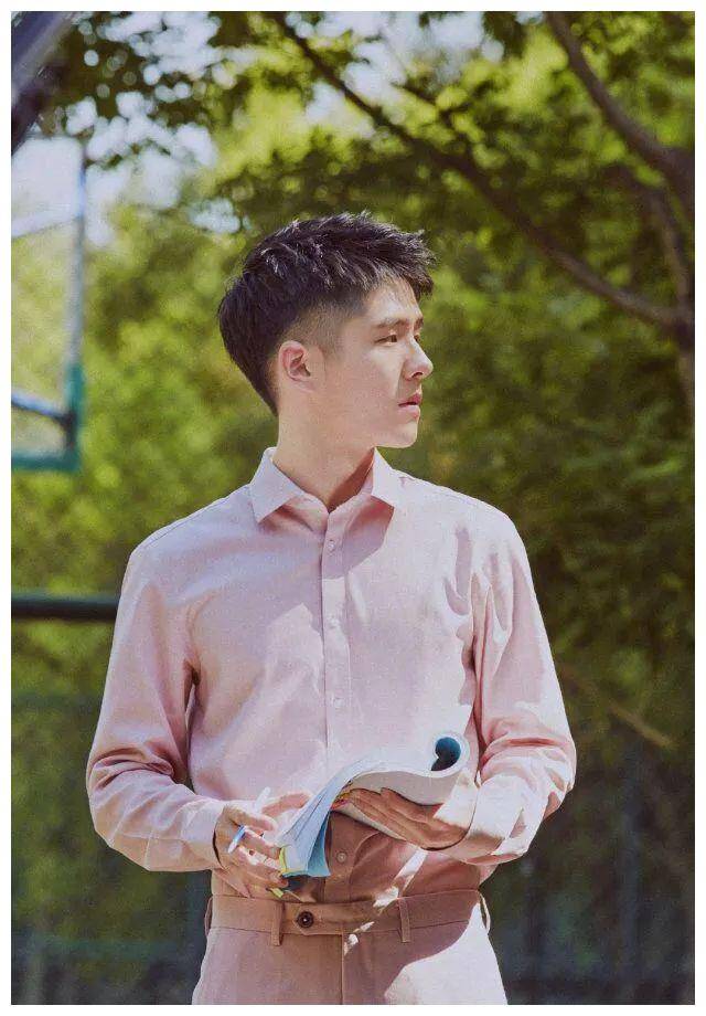一般男人穿紫色很少,但刘昊然这次穿的紫色衬衫出乎意料地好看.