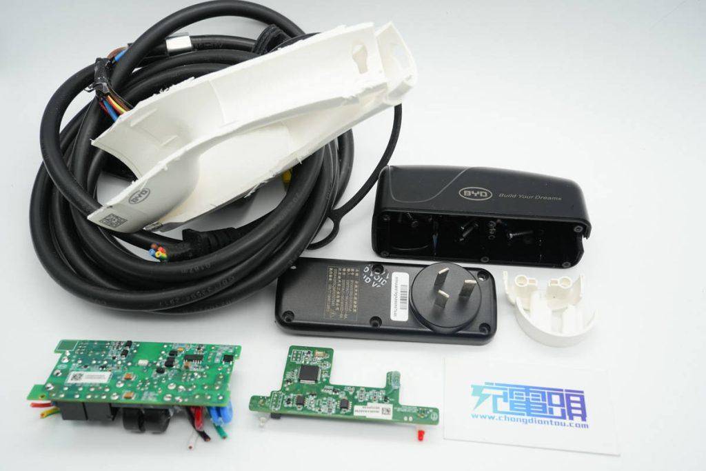 原创或许你就在使用它比亚迪1760w新能源汽车交流充电枪拆解