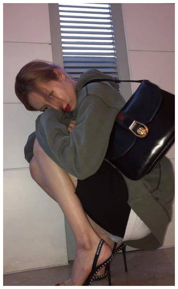 金泫雅为显腿长真拼,鞋子正面像"透明胶带",侧面鞋跟细如筷子_高跟鞋