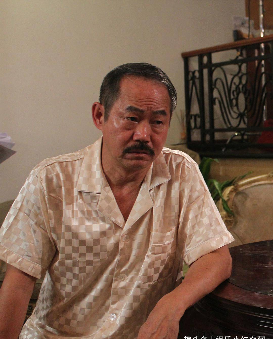 原创老戏骨元华近况曝光67岁高龄仍捞金却被身旁美女秀美腿抢风头