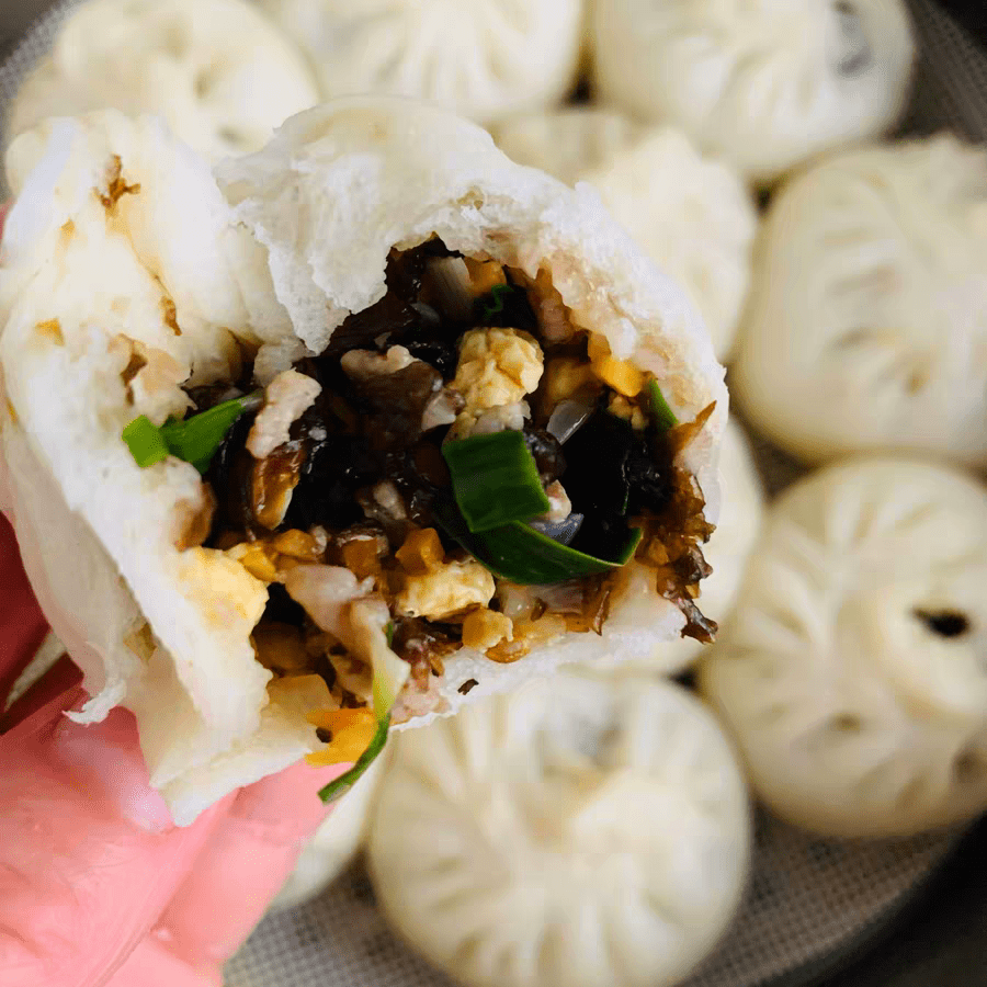 地皮菜也叫雷公屎,雷公菌,地耳,鼻涕菜,雀菜,是藻类的一种,它喜欢阴暗