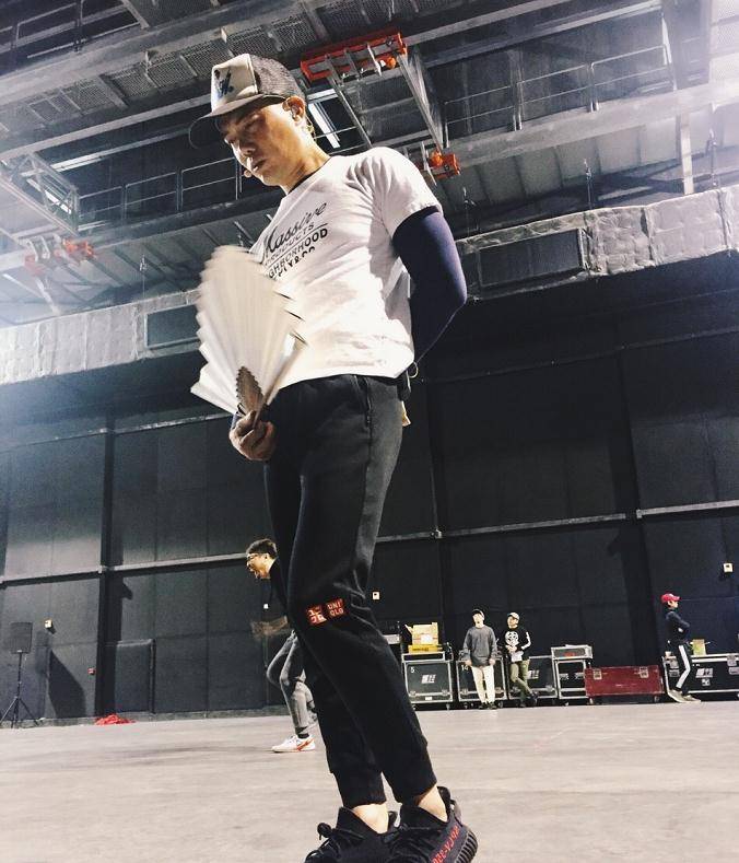 原创中年男生没身材管理你谢天华明显发福但休闲穿搭还挺有型