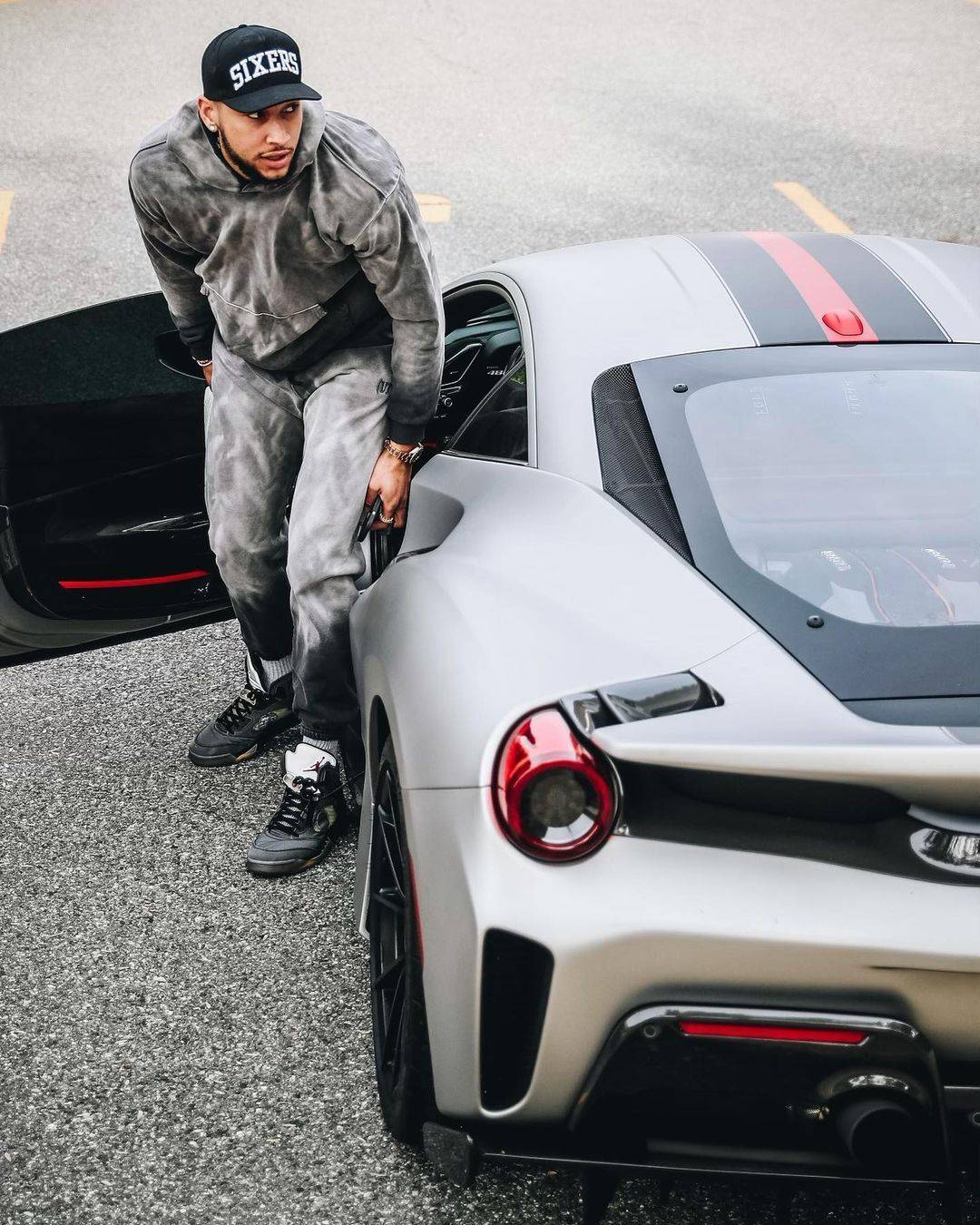 日前,西蒙斯在社交媒体上晒出了他的法拉利488pista豪车豪车.