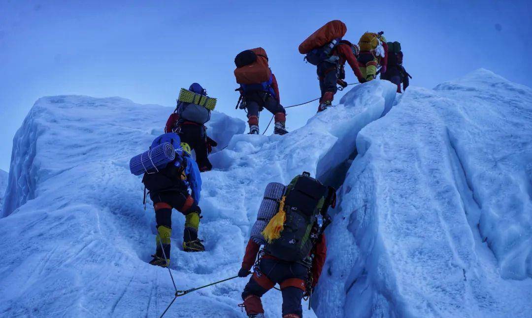 在八千米死亡地帶,這群糙漢拿命拍出感人大片_蘇拉_登山_珠峰