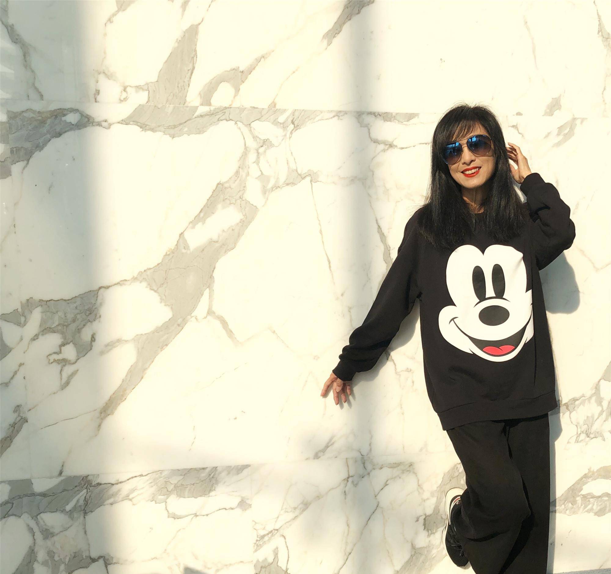 原创米雪一点不显老米奇卫衣减龄又有少女心64岁不像奶奶像姐姐