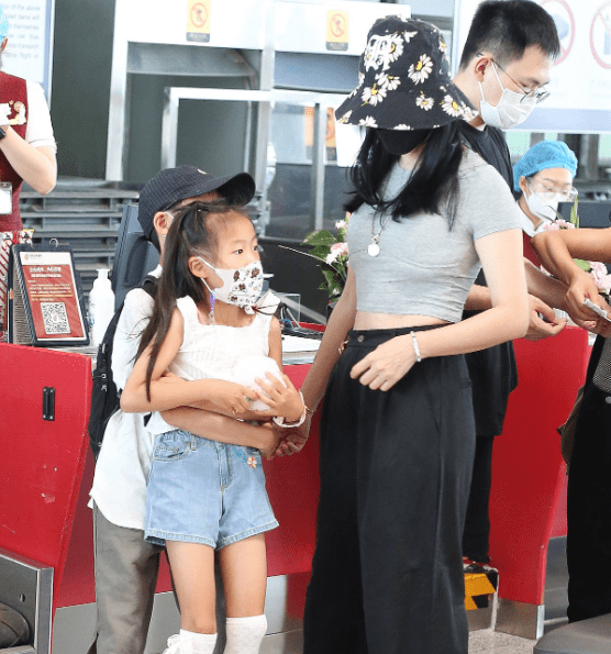 姚晨带儿女现身机场,儿子长相酷似爸爸