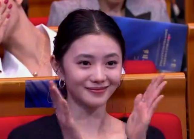 图片[5]-张小斐金鸡奖封后，刘浩存祝福张子枫垮脸，刘浩存比张子枫有风度-沐风文化