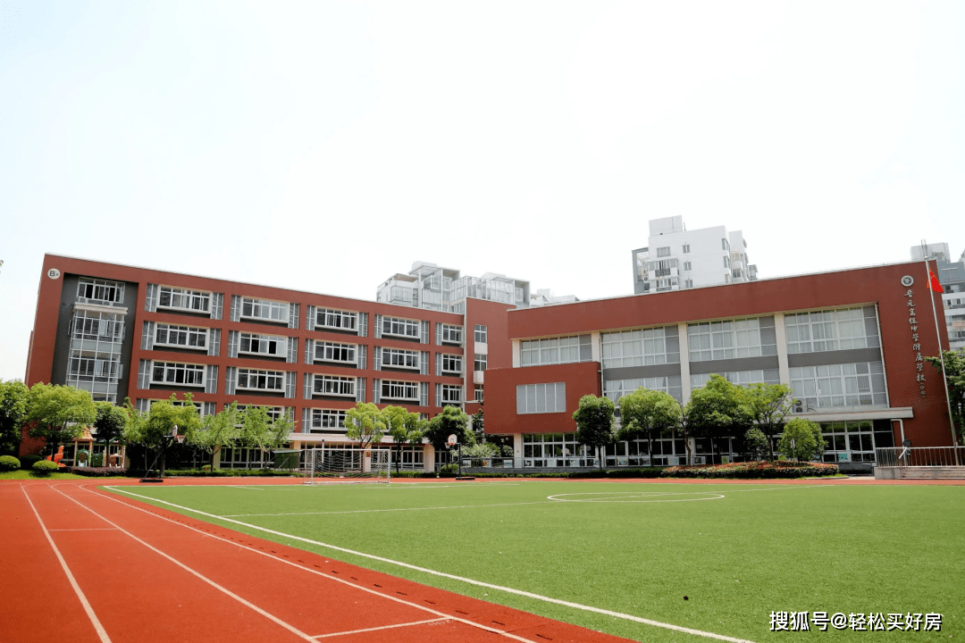 中远实验,洛川学校和华师大外国语实验的成绩也很不错,属于普陀二梯队
