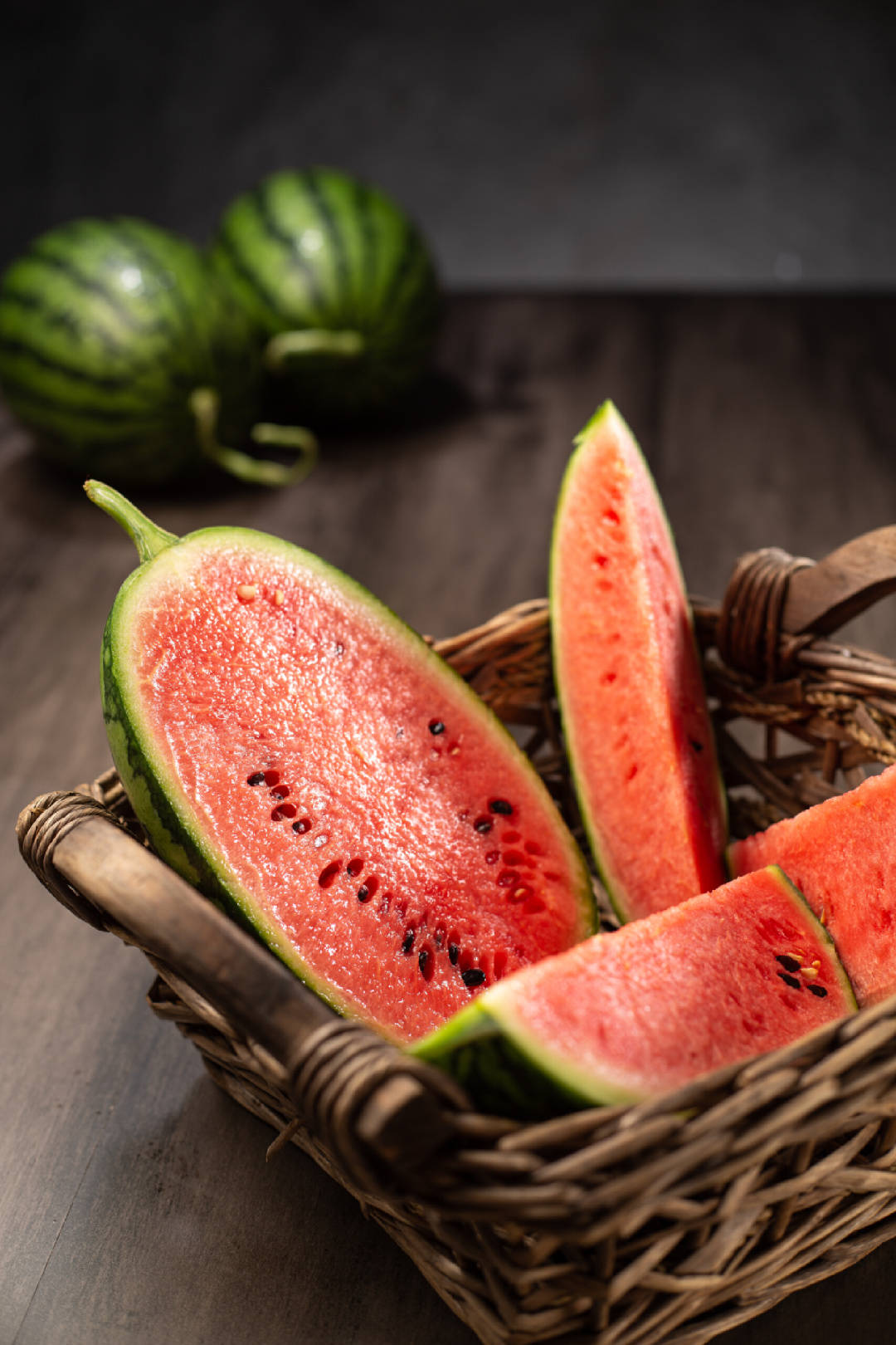 青翠的瓜皮和火红的瓜瓤是夏日的专属颜色甘甜清爽多汁清凉