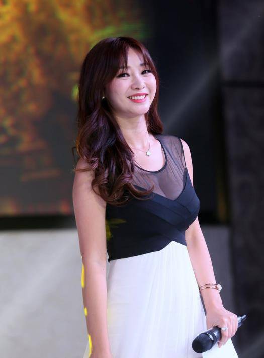 原创柳岩近况曝光自我调侃40岁就骨质疏松走红毯子时差点摔跤