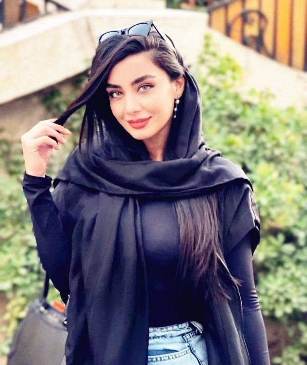 看伊朗街头的美女穿搭,深究头巾文化,开启时尚的另一条路_女人_波斯