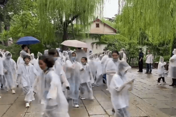 趵突泉再现“趵突腾空”盛景：多地游客冒雨前来打卡