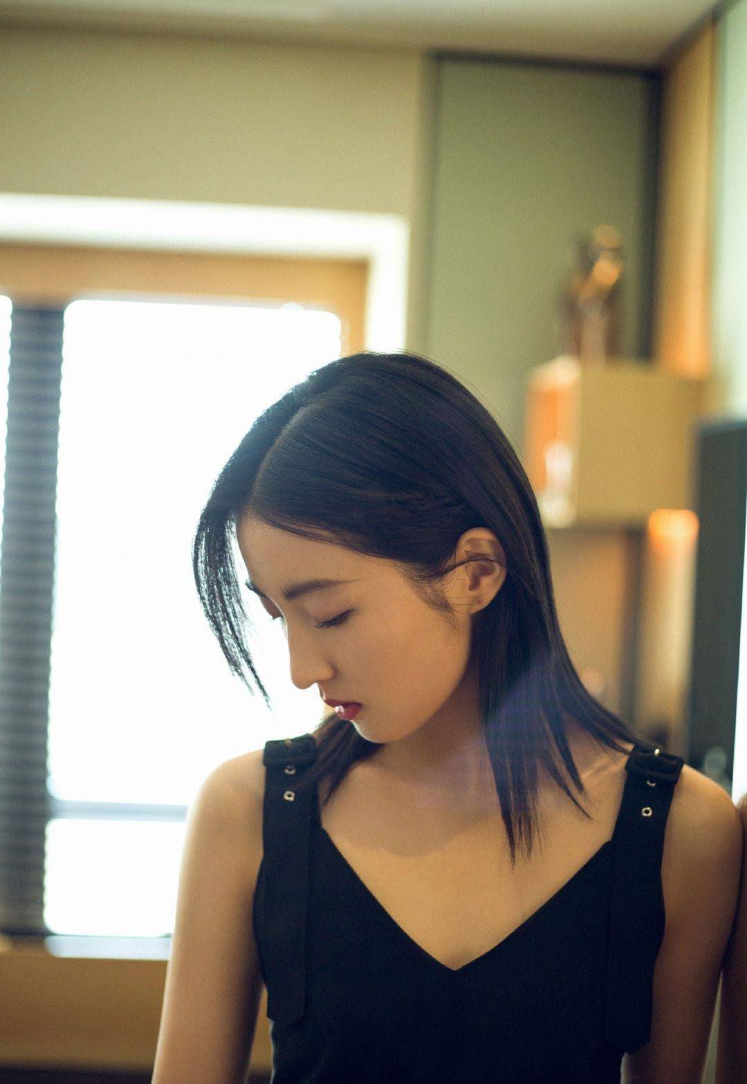 原创18岁张子枫初现女人味吊带工装裙时髦又酷飒大露背有点大胆