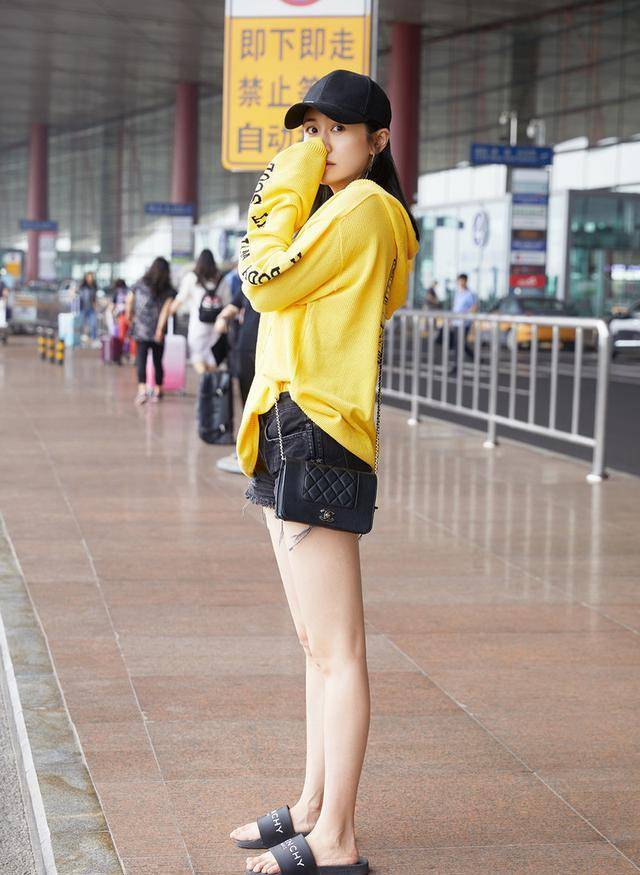 原创刘芸扮美有一套针织卫衣配热裤少女感足搭配拖鞋简约随性