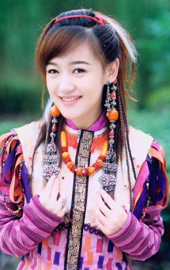 薛佳凝晒旧照,当年的哈妹也老了,《粉红女郎》曾是一代时尚经典_花纹
