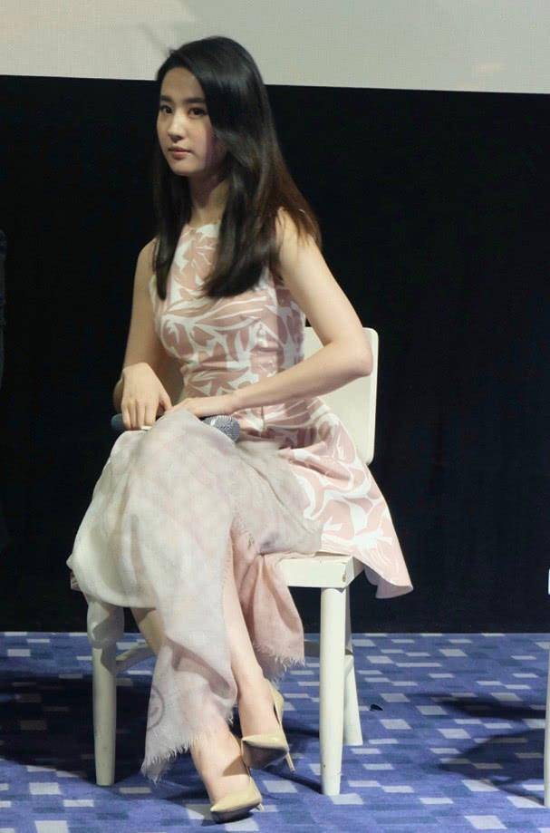 刘亦菲节目全程用布盖腿起身后看到未ps腿型果然上镜胖十斤