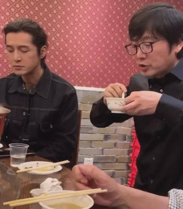 37岁胡歌吃饭被偶遇失去美颜滤镜后的他还是你的男神吗