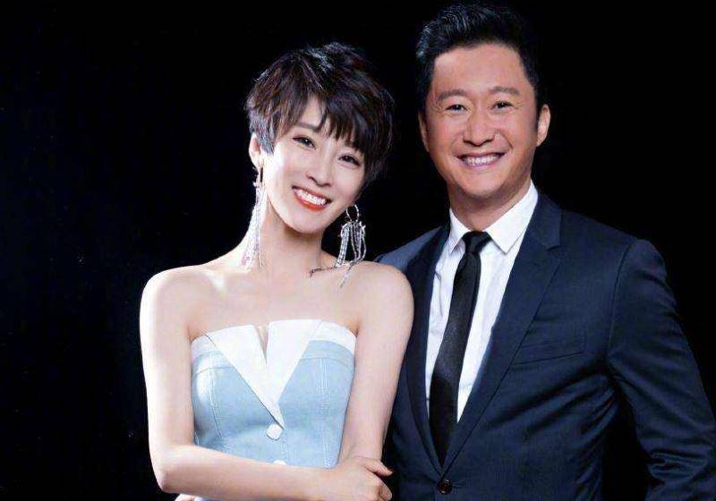 吴京谢楠外出照片曝光,夫妻二人穿着接地气,吴京新造型太帅了_网友