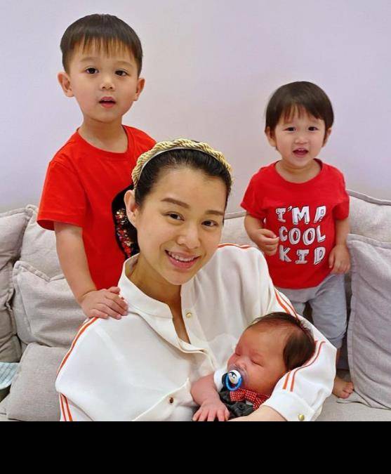 原创胡杏儿仨儿子罕见同框颜值超高像爸爸意外曝光家中豪华装修