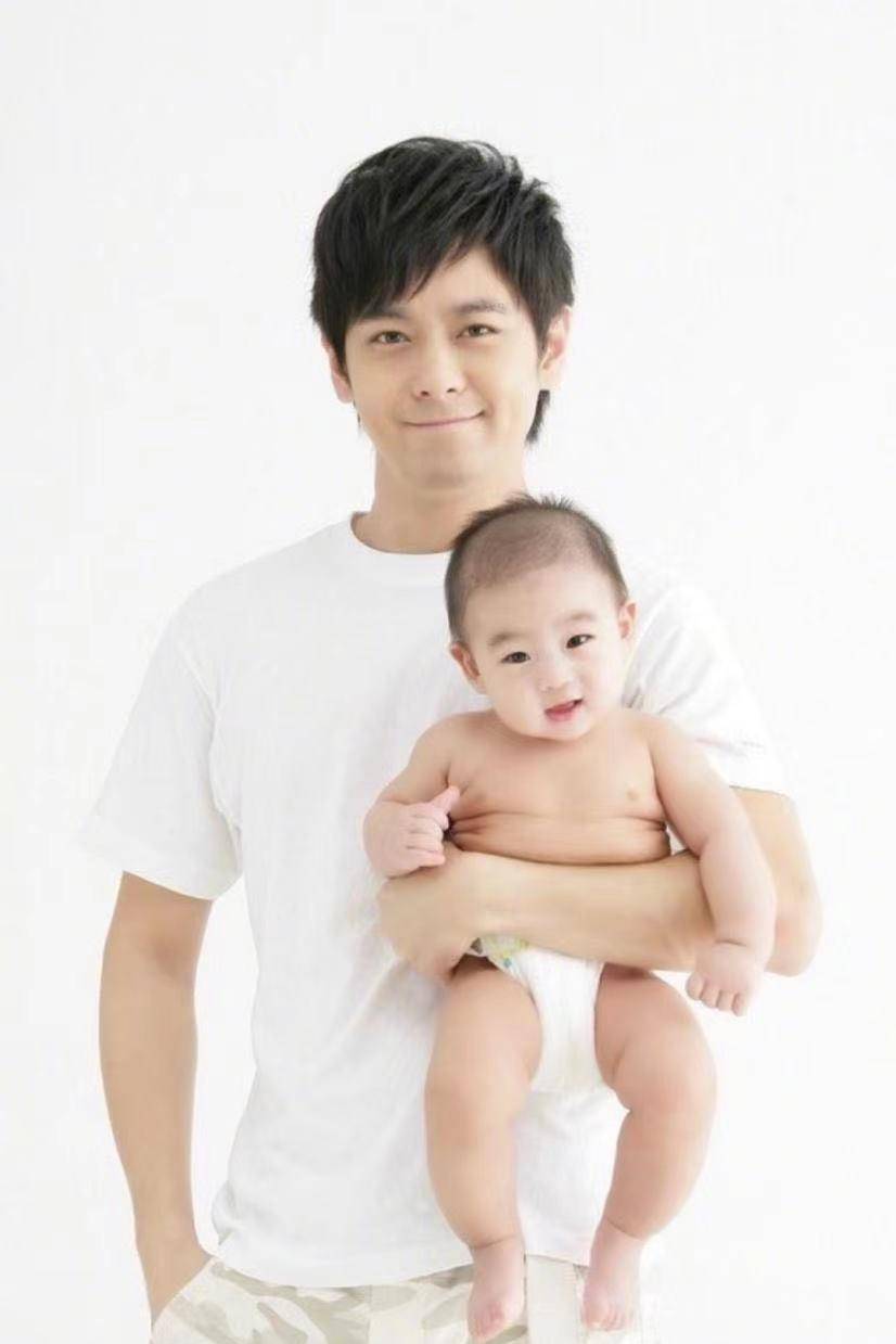 原创林志颖老婆晒三儿子游戏图豪华入户大门曝光妥妥的人生赢家