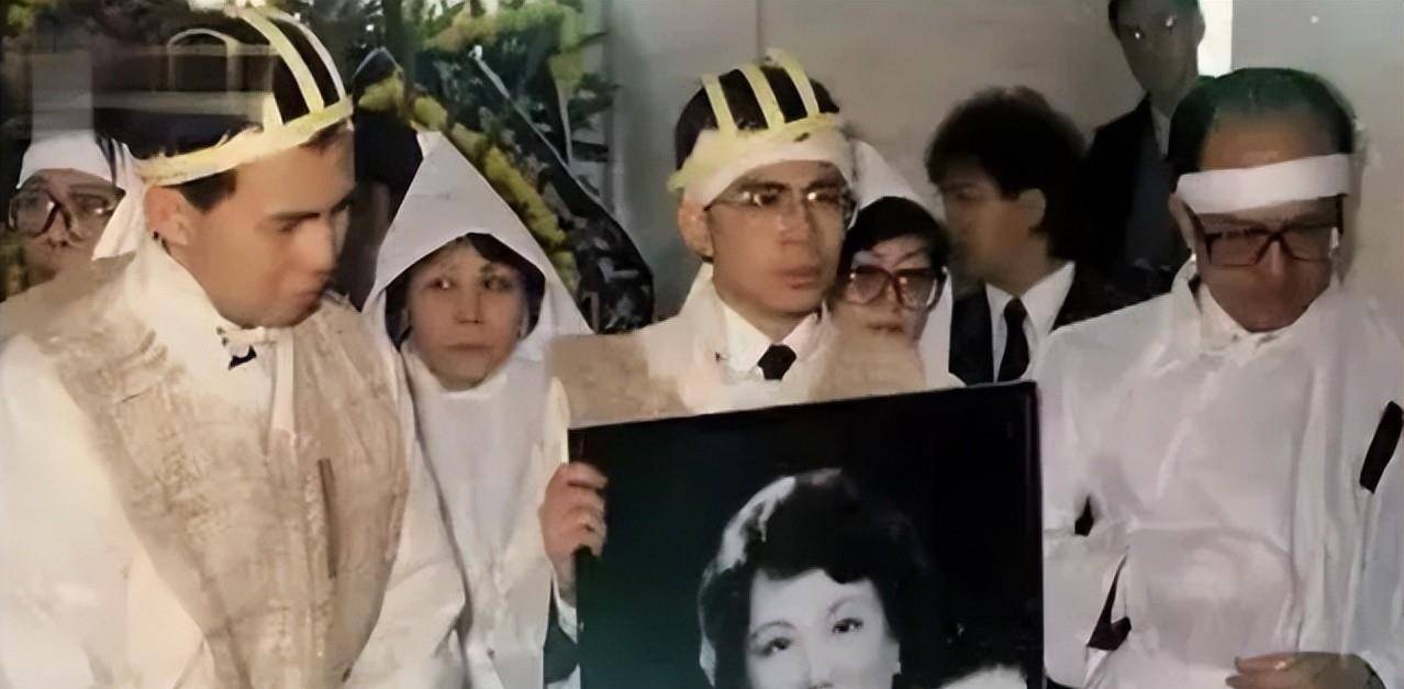 香港第一钟表富商千金庄月明,31岁下嫁李嘉诚,风光半生凄惨离世_庄静