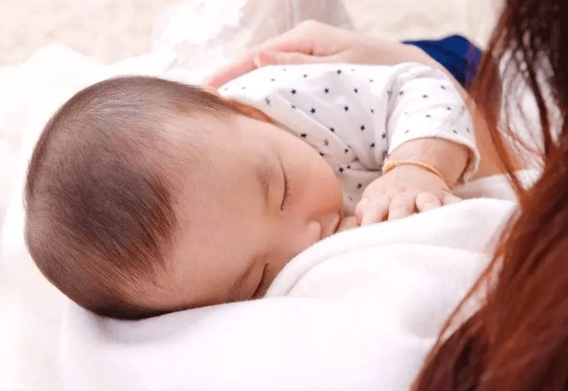 宝宝一吃母乳就＂犯困＂,哄睡一会儿就醒了？原因其实很暖心