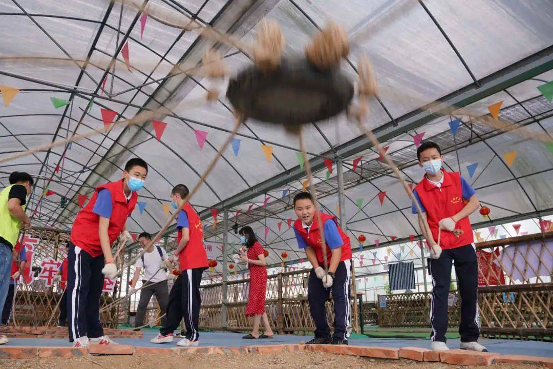 传承奋斗基因"为主旨打造火红岁月劳动实践区,通过场景再造,故事演绎