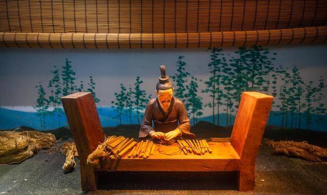 除了制作竹简,制茶也会用到"杀青"这道工艺,就是对新鲜茶叶进行高温炒