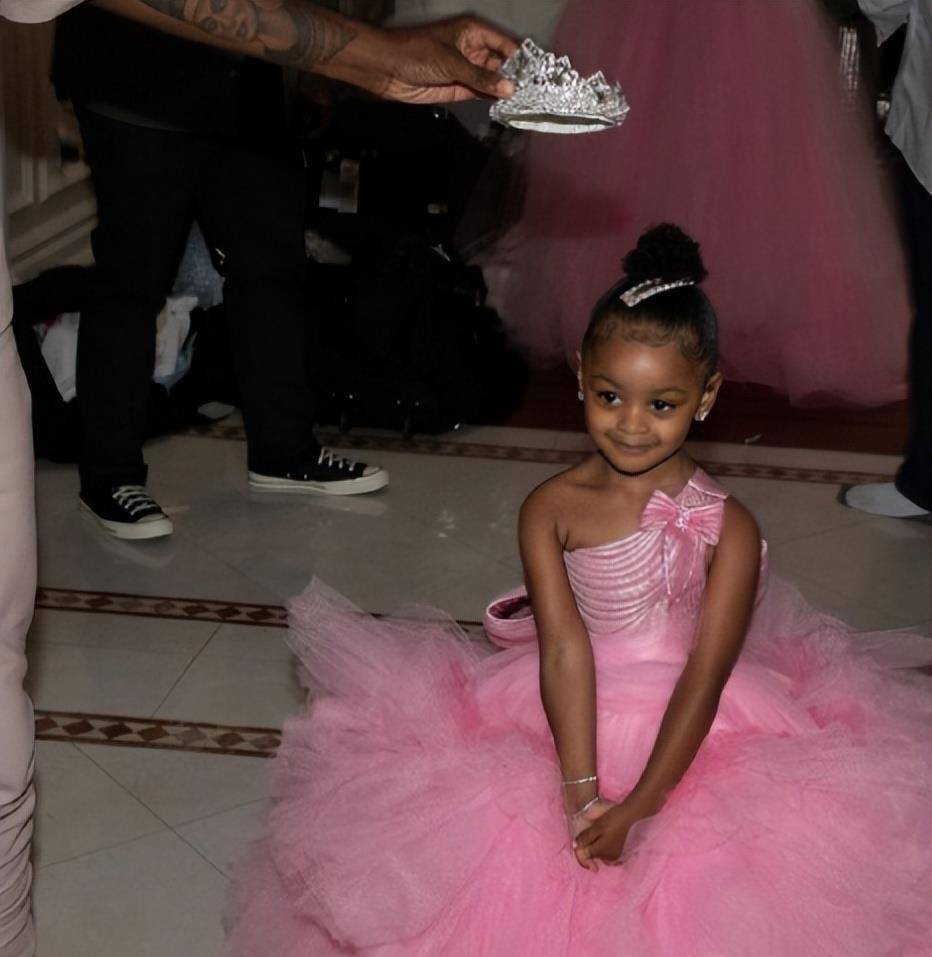 卡姐为女儿庆祝生日,粉色梦幻像童话,像是实现了自己的梦想_卡迪