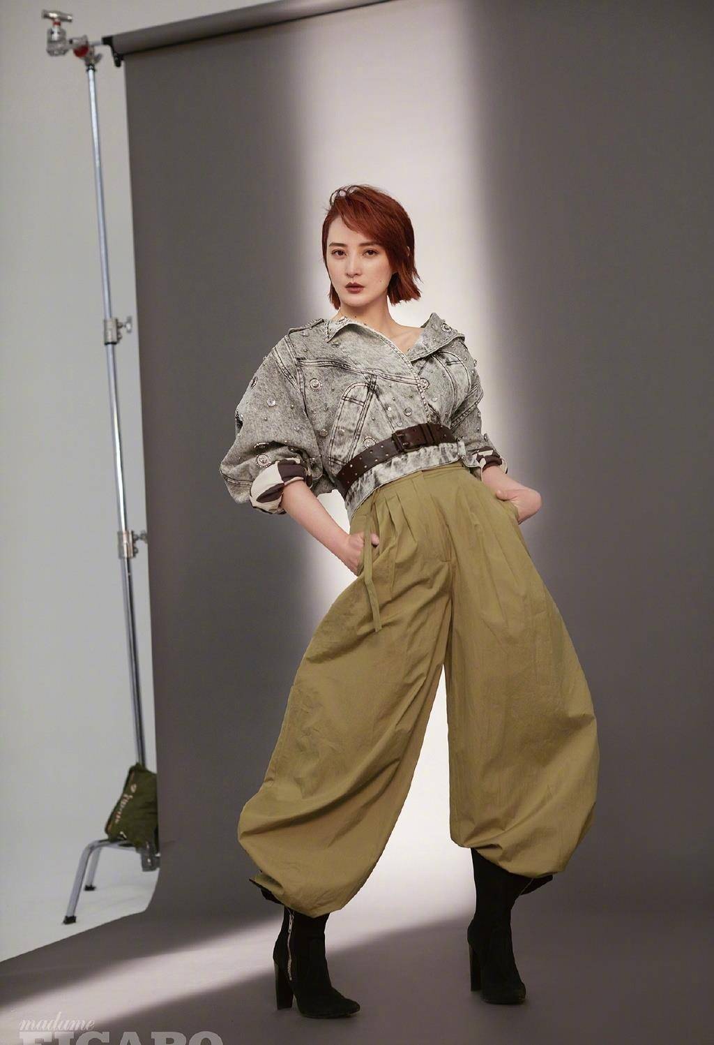 44岁蒋勤勤近照曝光,银边妆容 黑色泡泡袖,仿佛未来大片女战士_风格