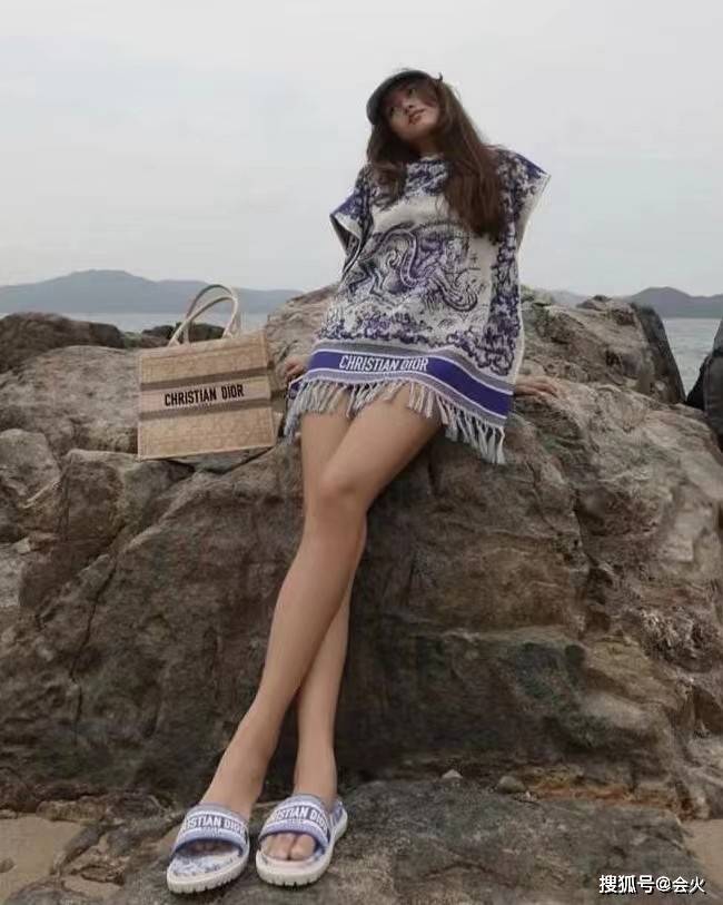 任达华17岁女儿晒比基尼照,腰围堪比巴掌大