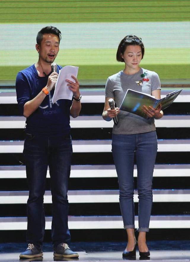 48岁董卿也发福了,灰t恤配牛仔裤素颜出镜,整个人看上去很憔悴_造型