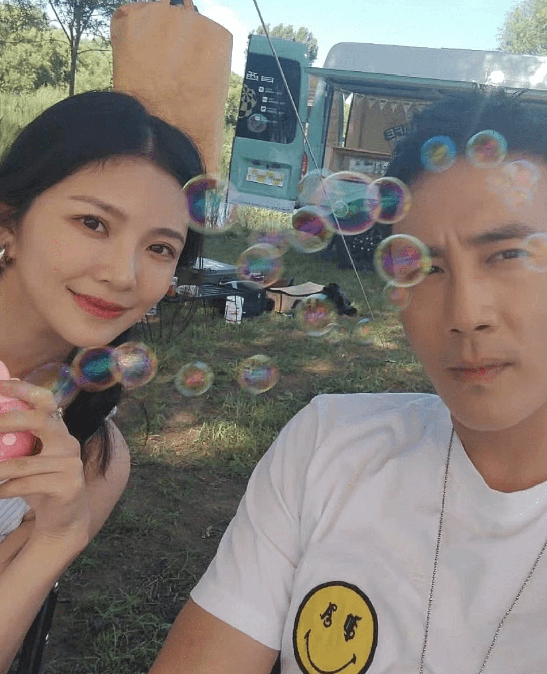 杜淳再带素人老婆参加新综艺,王灿晒录制现场恩爱合影