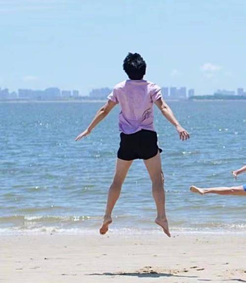 孙俪罕晒一家四口合照,女儿上演空中一字马,一家大长腿惹人羡_邓超