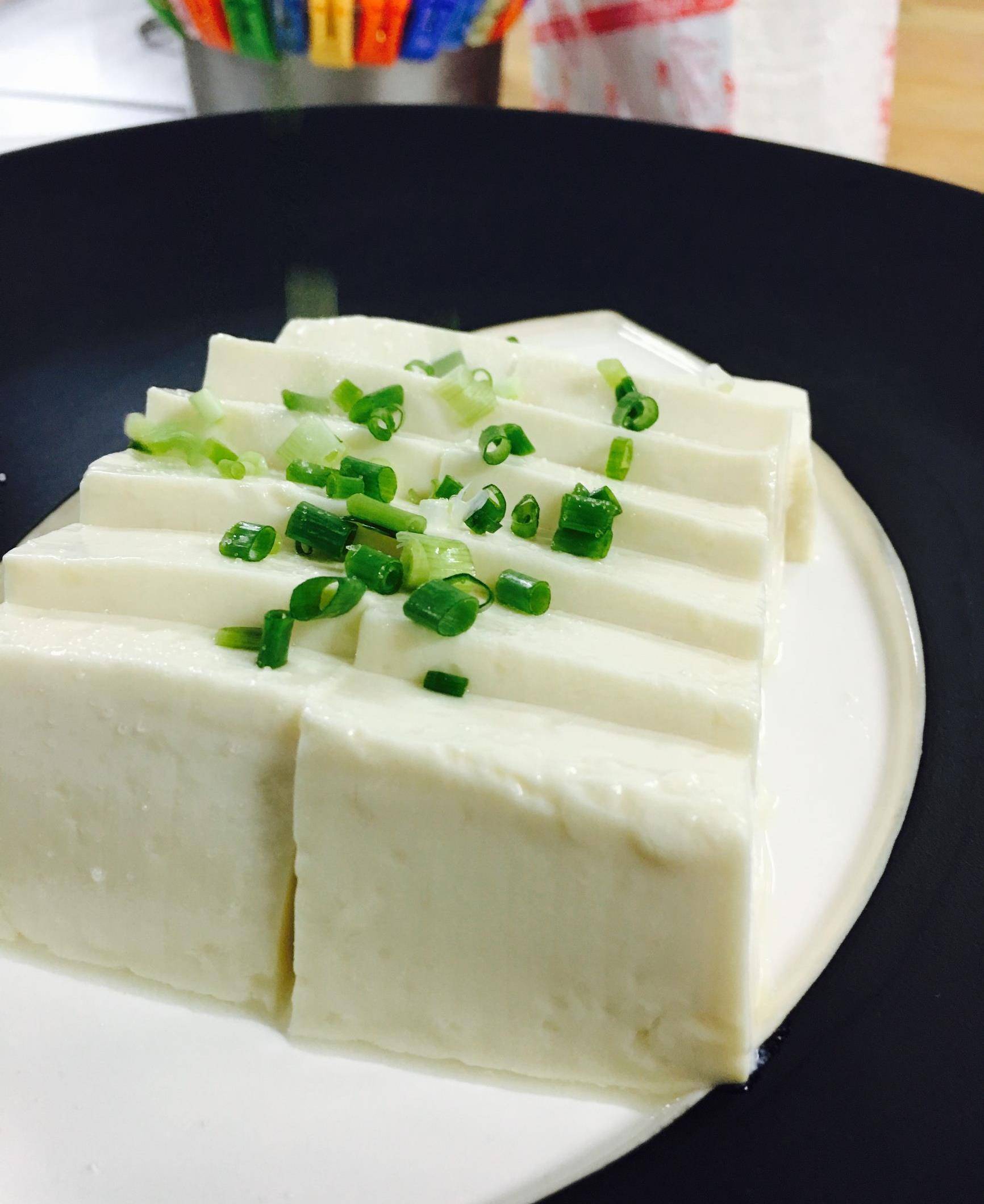 最后淋适量的生抽就可以吃啦第二步:将豆腐放在盘子里,用刀划成一个个