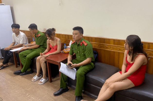 越南警方突击检查按摩馆发现多名赤身裸体的女员工和男顾客