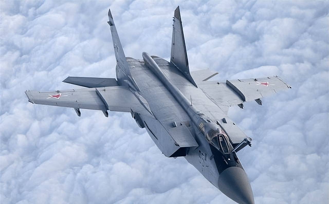 高空速度可达3马赫,米格31可携15枚匕首导弹,被誉为空中守卫者_战斗机