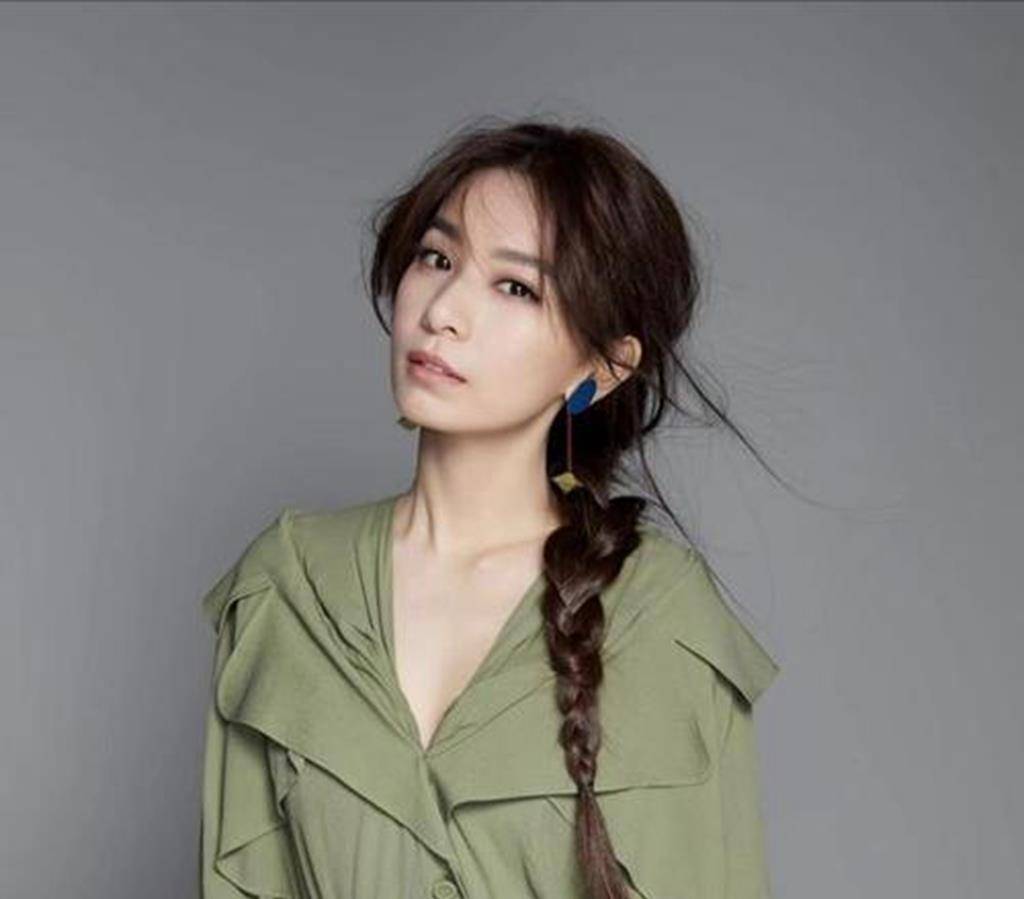 37岁田馥甄少女感十足,只因太会穿,白裙清纯印花裙优雅_look_女明星