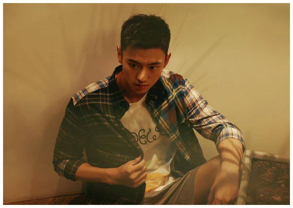宁泽涛时尚大片来袭,男友风格子衬衫搭配休闲短裤,清爽又帅气!